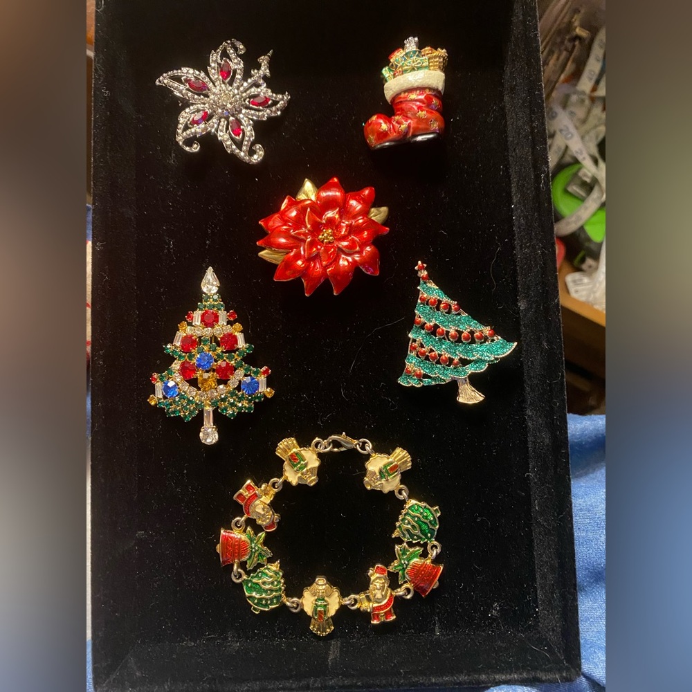 🎄🎄Holiday Jewelry Bundle | 5 Brooches + Christmas Charm Bracelet Set 🎄🎄